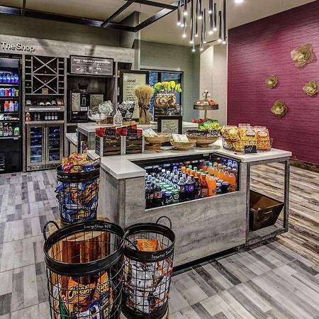 Hilton Garden Inn Топика Екстериор снимка