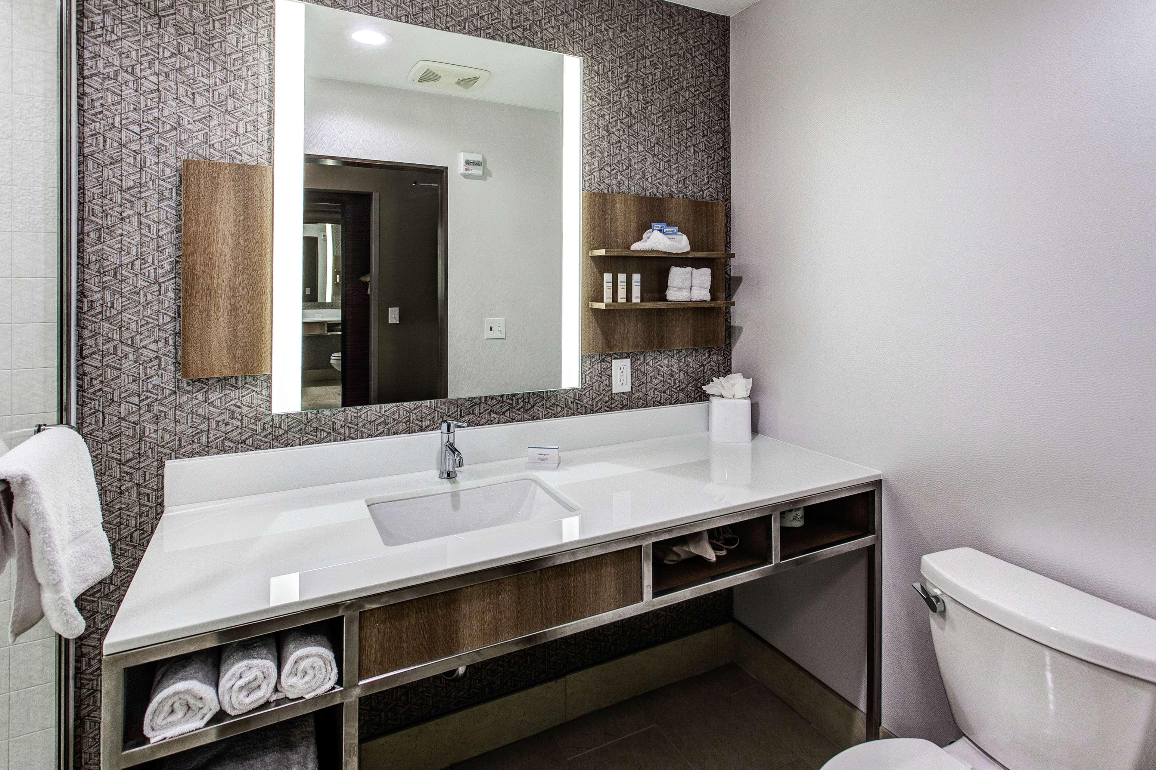 Hilton Garden Inn Топика Екстериор снимка